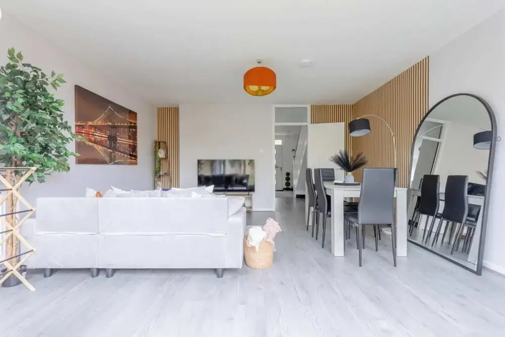 Newly Renovated 3BD Home, Islington!