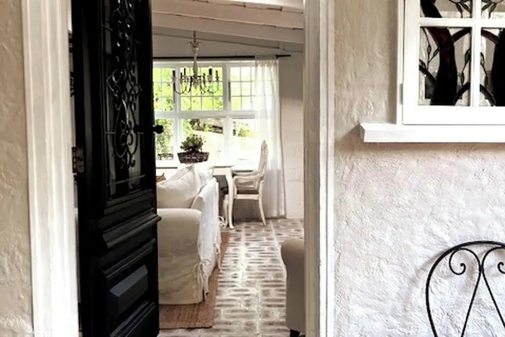 One Wee Cottage, A Romantic Secluded Provincial Abode Surrounded by Vineyards