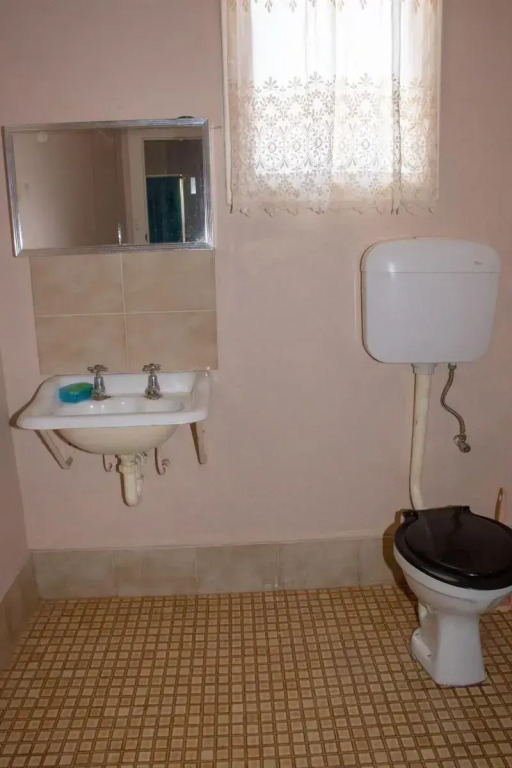 Kimba Units - Better than a motel room - self contained and pet friendly