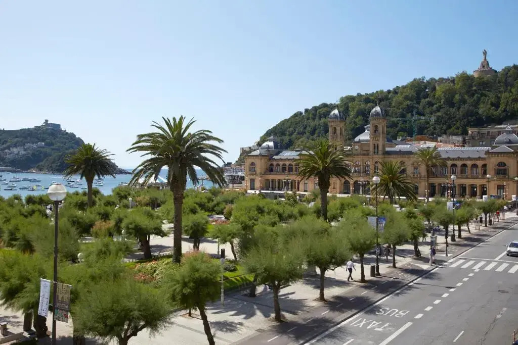 Playa de la Concha 10 by Feelfree Rentals