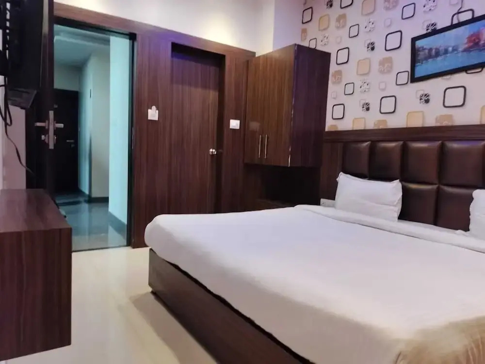 Hotel Golden Crown - 600m to Kashi Vishwanath Temple
