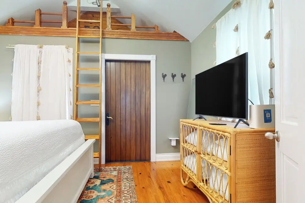 Steps to Duval St! Colorful Bahama Village Retreat