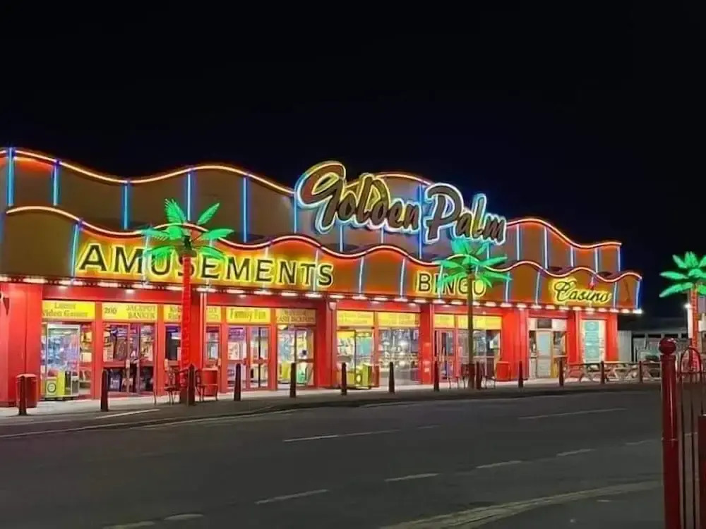 Family Caravan-pets-golden Palm-pool-arcades