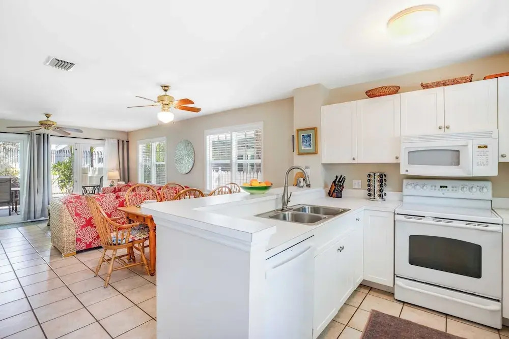 Linger Longer by Avantstay Key West Walkable Gated Community, Shared Pool Month Long Stays Only