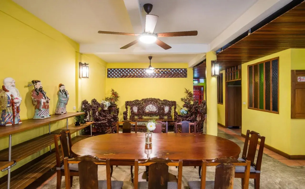 Banthat Thong Hostel