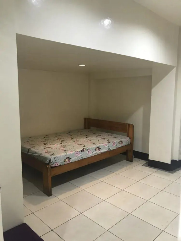 Sam's 2 Bedroom Apartment with Parking