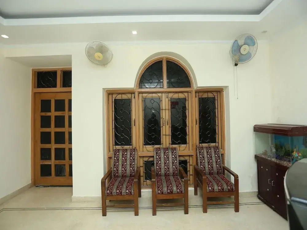 OYO 18273 Hotel Basera