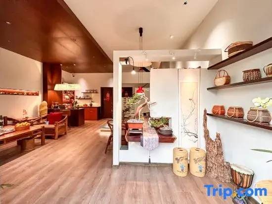 Mangshi Heyi Homestay (Dai Ethnic Ancient Town Golden Pagoda)
