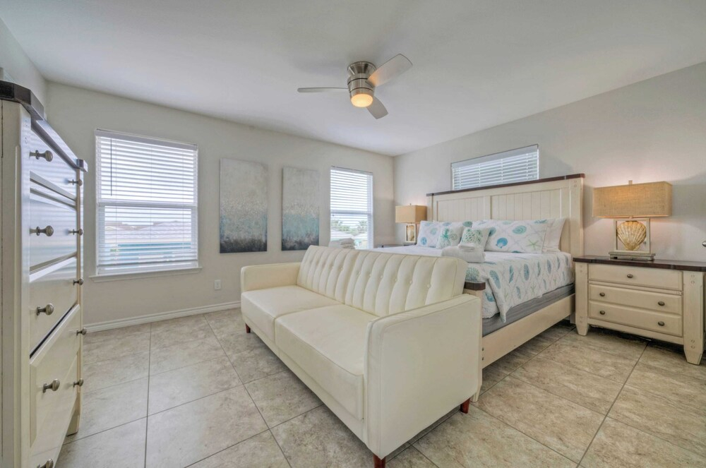 Reel Life Dreams by Avantstay Pool + Near Beach!