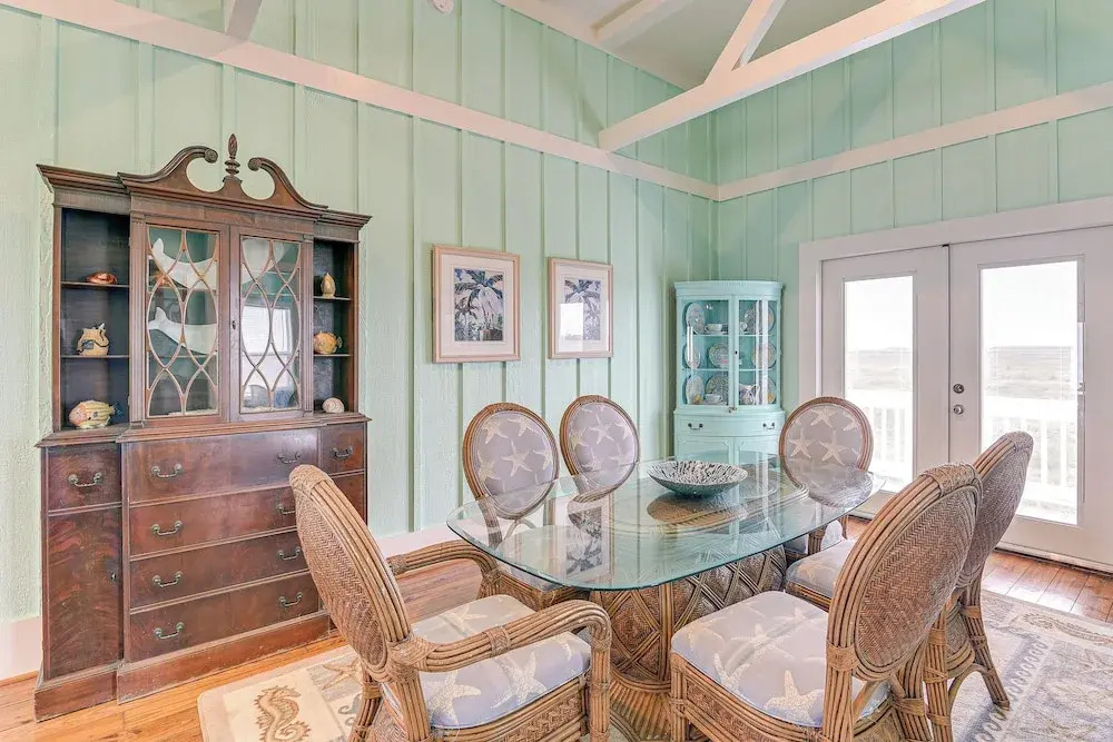 Walk to Beach: Home w/ Hot Tub & Deck in Gilchrist