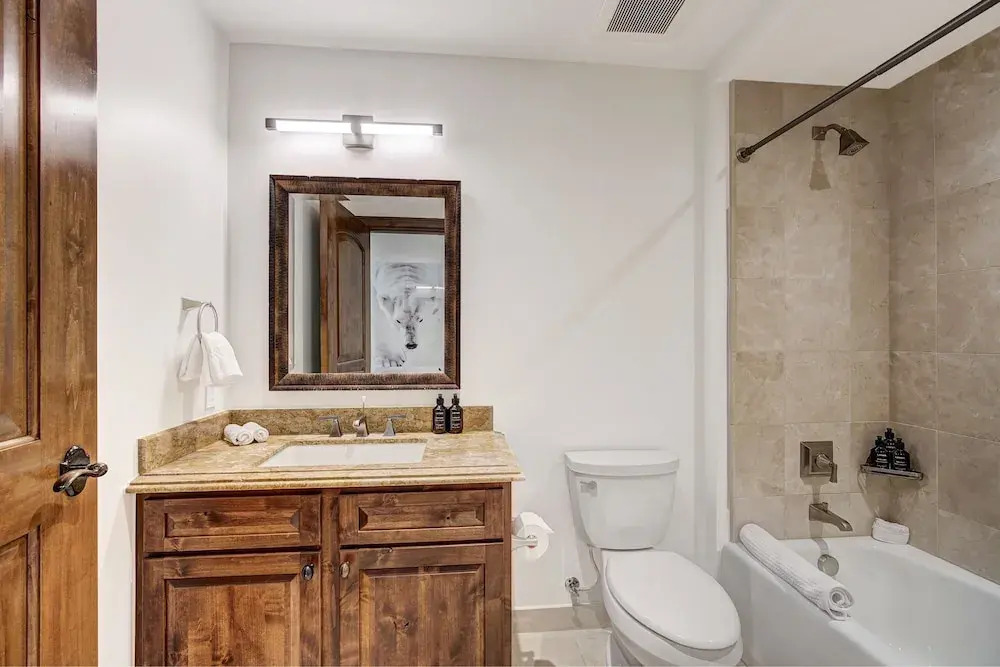 Vail Village Private 4 BR Residence w Full Kitchen