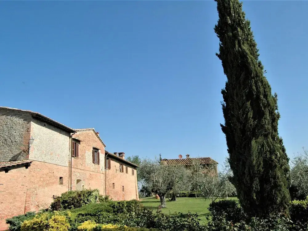 Flat with shared pool and air conditioning
