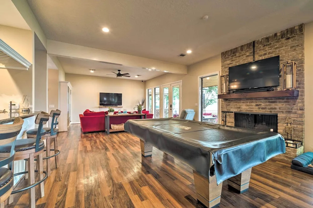 Lavish Lakefront House w/ Pool Table & Patio!