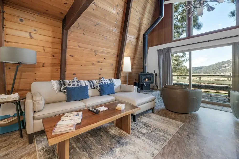 Big Bear Lookout Lodge - Luxurious Mountain Home, Just A Short Drive To Big Bear's Attractions. 3 Bedroom Cabin