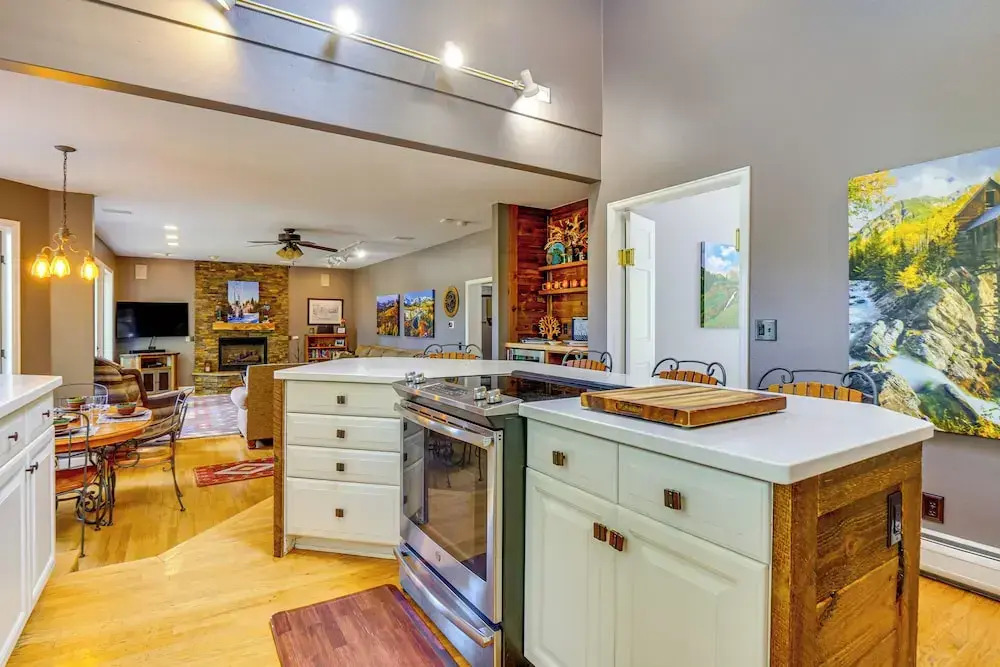 1 Mi to Ski Lift: Mtn-view Breck Home w/ Hot Tub!