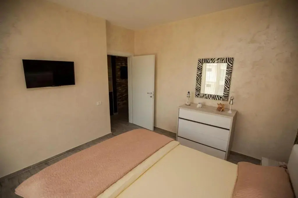 Golden Apartment 2