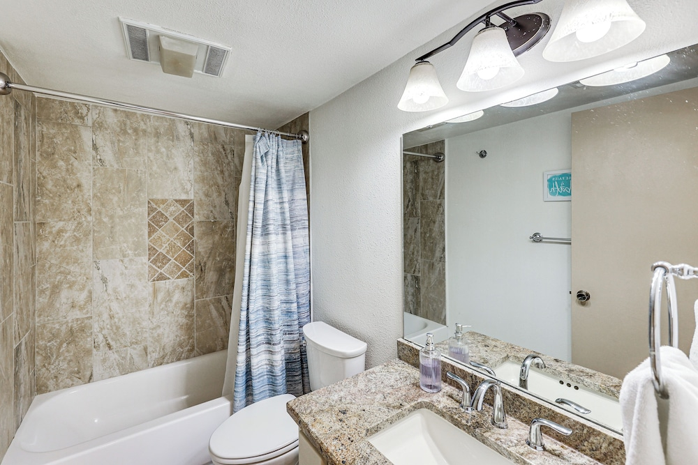 Hot Springs Condo on Lake Hamilton w/ Balcony!