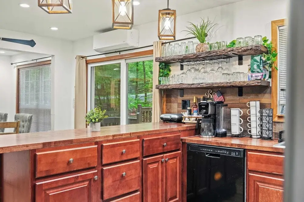 Hot Tub, Firepit, Foosball Access to Private Lake & Pool Penn Estate Getaway