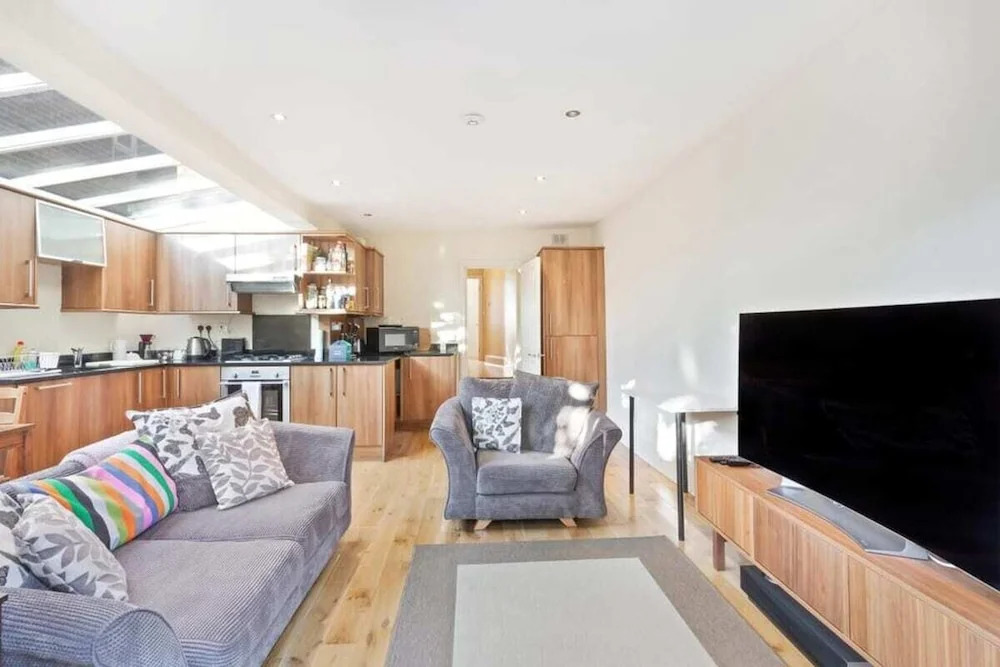 Cosy 2bed Skylight Apt W/patio in Clapham Junction