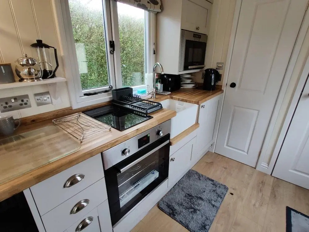 Duck House - 1 Bed Shepherds Hut - Gower