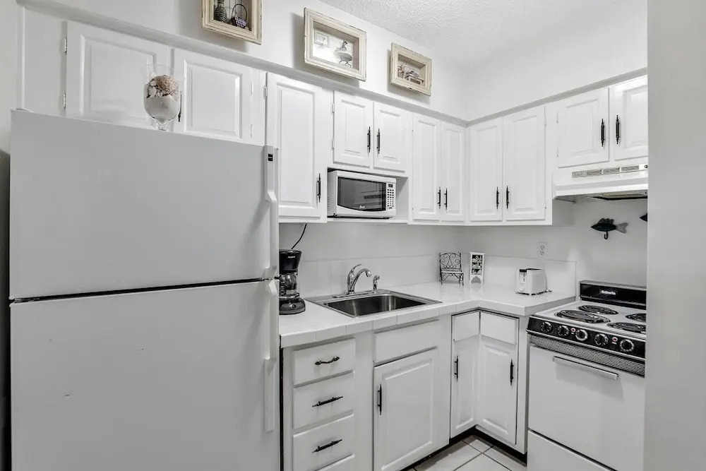 Idyllic Condo With Brief Walk to Beach and Restaurants