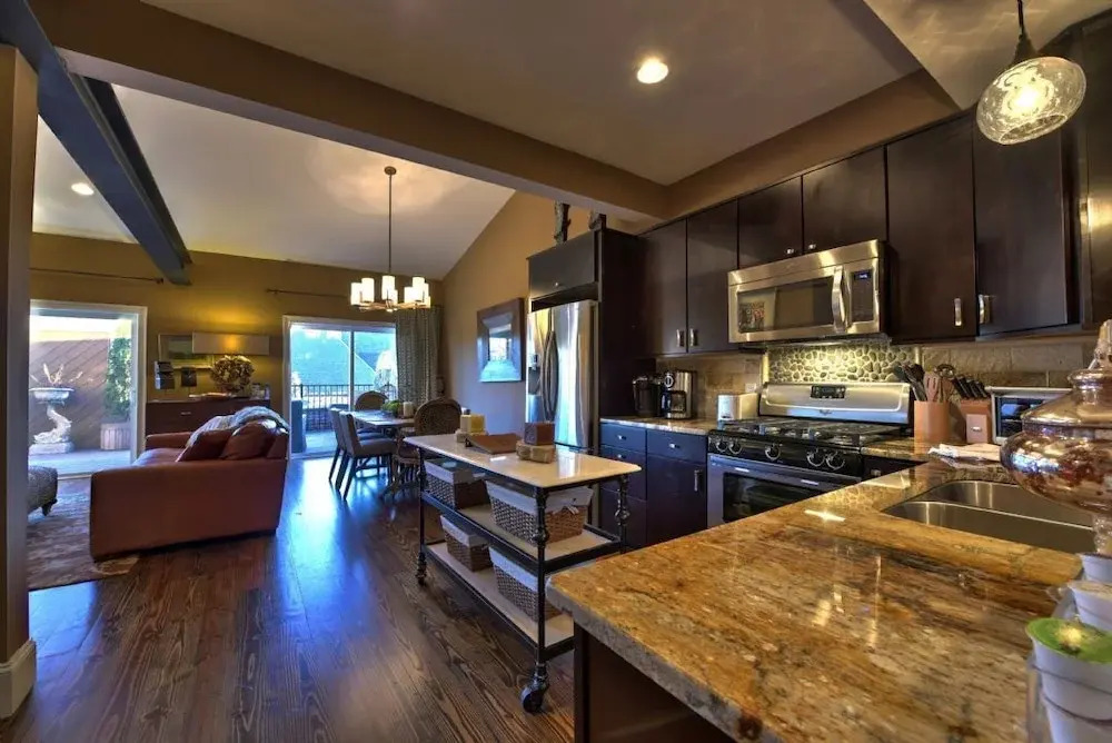 Ellington Loft - 3 Br Condo