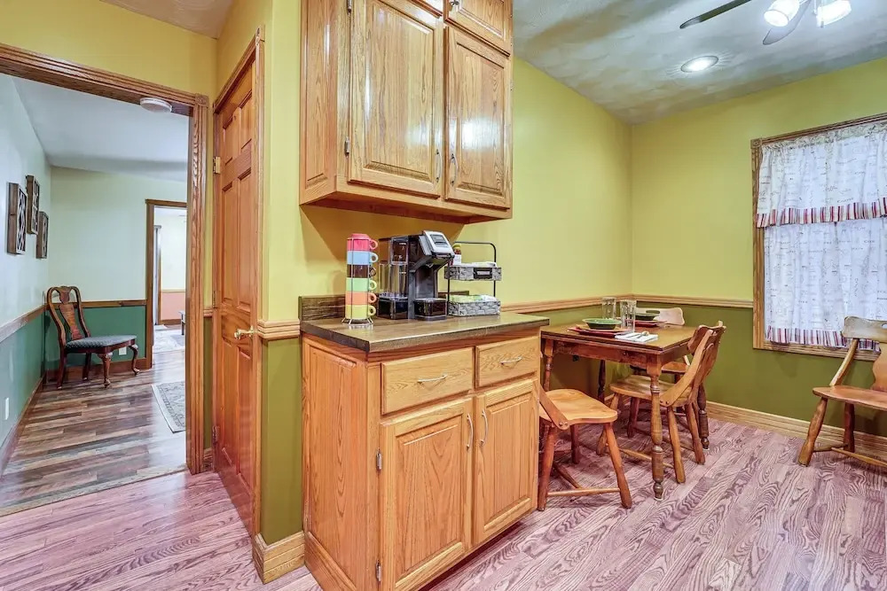 Grill, Dine & Relax Outside: Home in Tyrone!