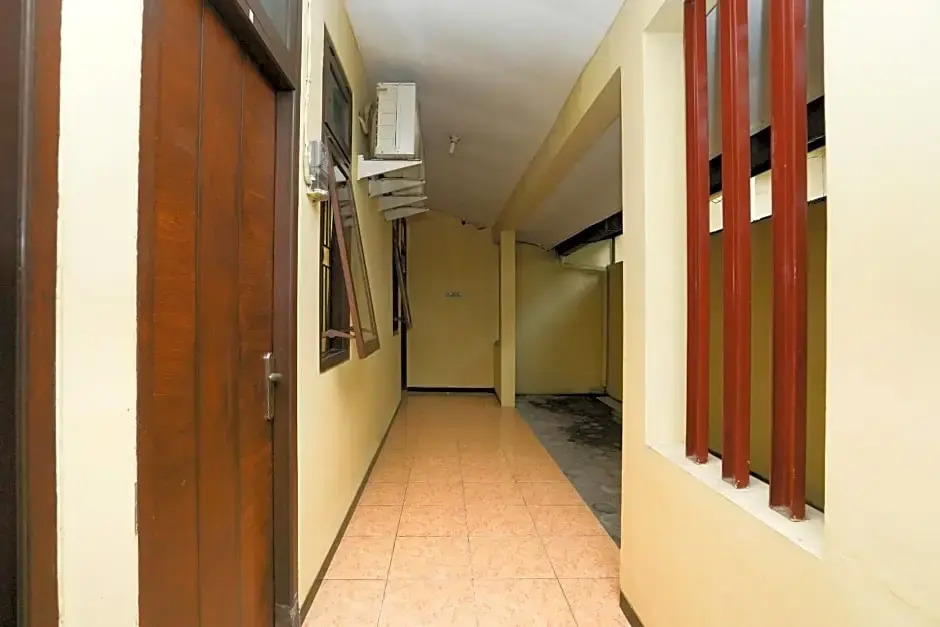 OYO Life 2905 Kost Semampir Tengah Near RSU Premier Surabaya Kota Surabaya