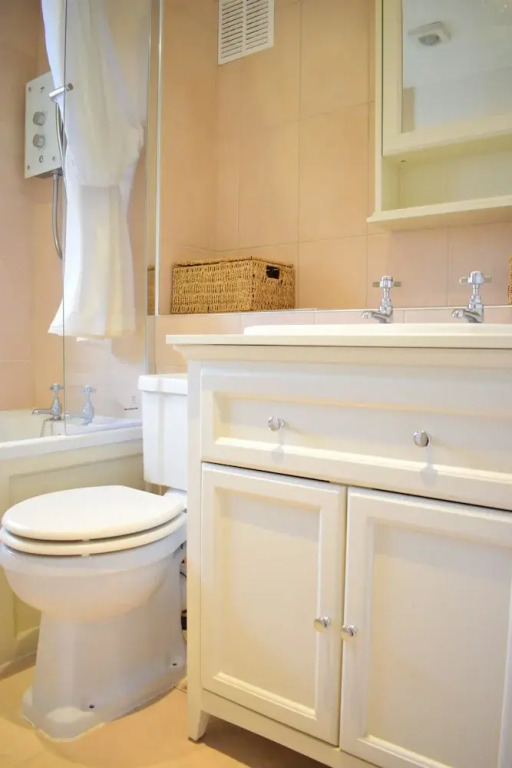 3 Bedroom House in Battersea Accommodates 5