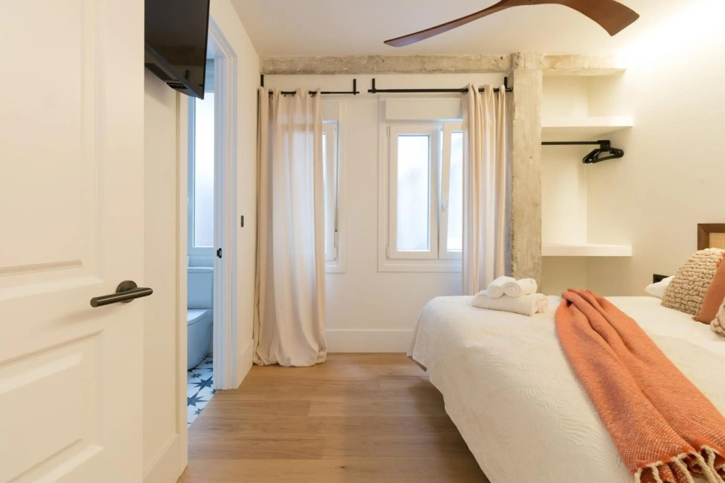 Amplio y moderno apartamento con tarima refrescante by Staynnapartments