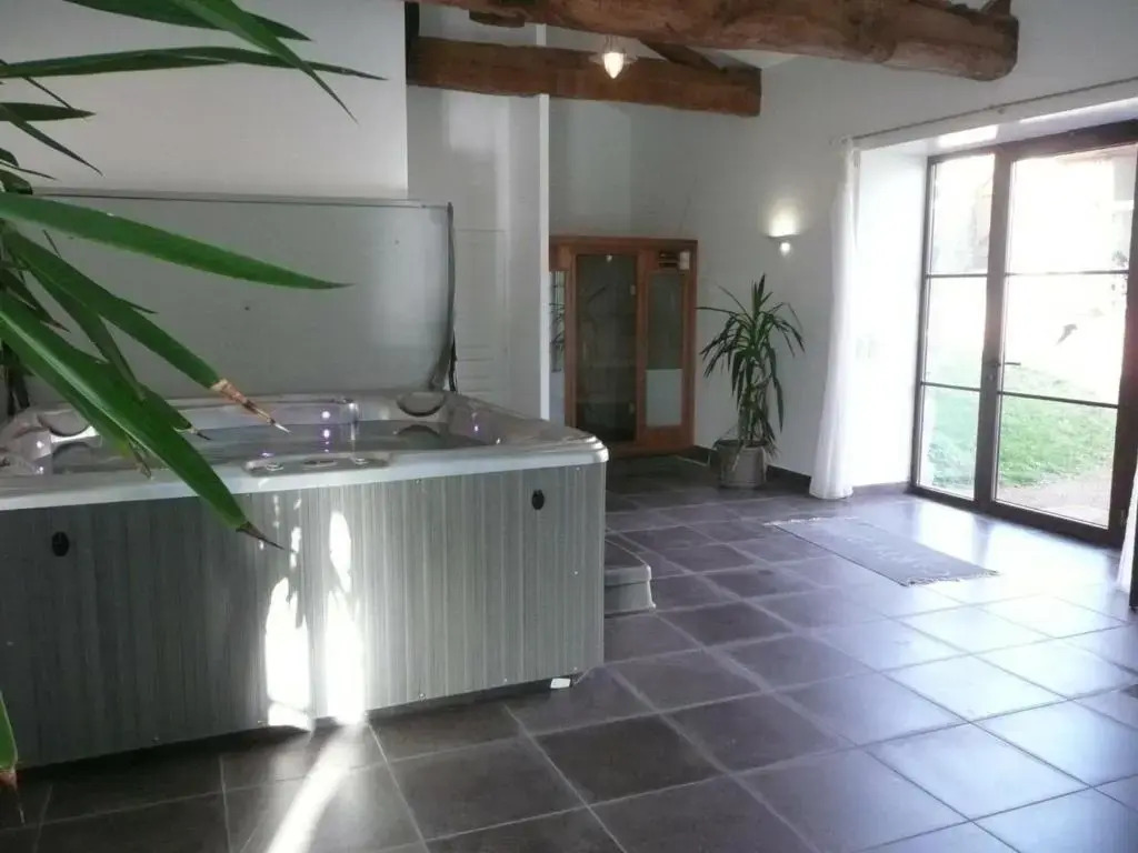 Gîte spacieux en campagne avec jacuzzi, sauna et jeux extérieurs - FR-1-496-52
