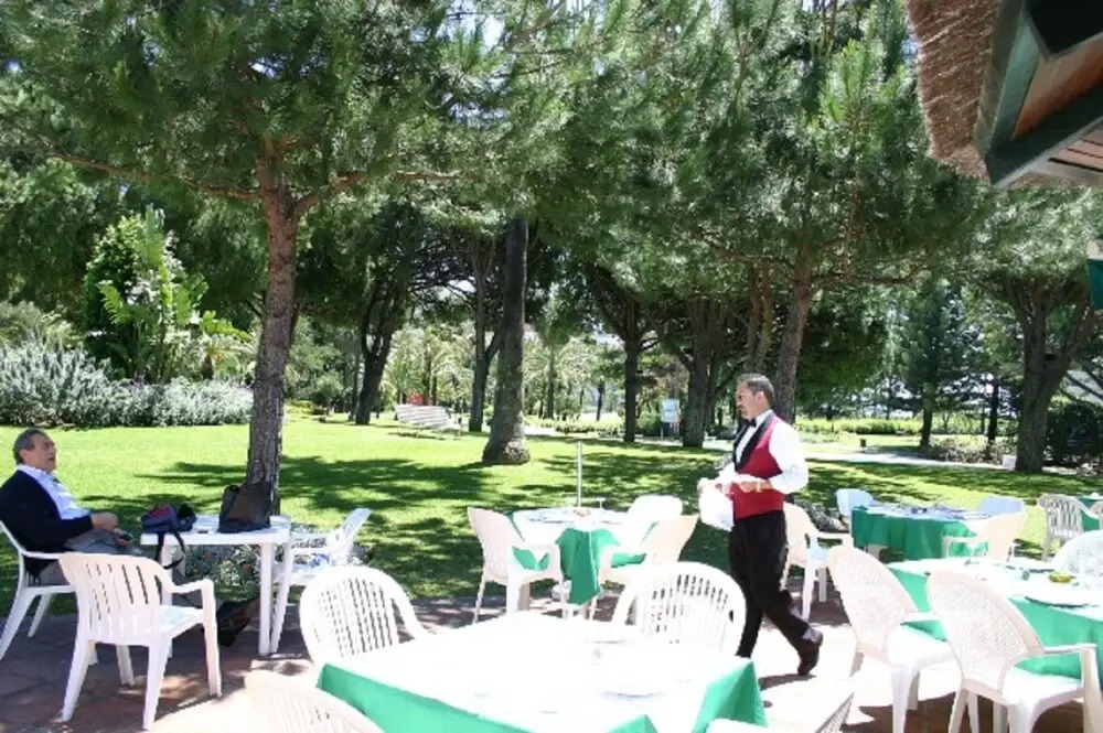 Beach Front Apt, Puerto Banus, Family Freindly, Free Wifi /parking.pools, Aircon