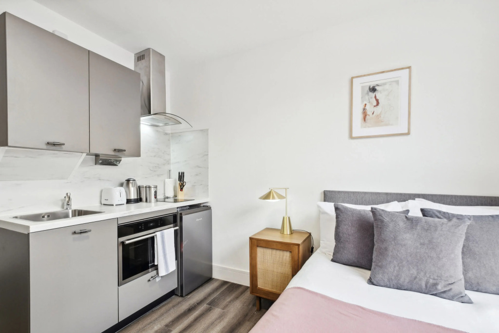 STH Sutherland Avenue Apartment