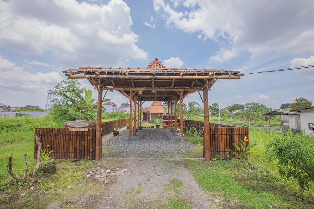 Breeze and Blossom Cottage Maguwo