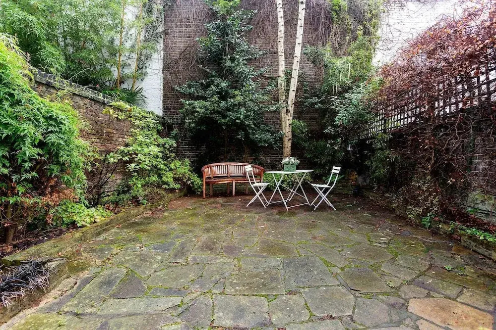 Elegant Two-bedroom Flat in Evelyn Gardens