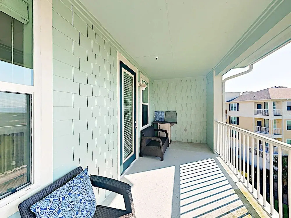 New Listing! Bay-view Gem W/ Pool, Hot Tub & Beach 2 Bedroom Condo