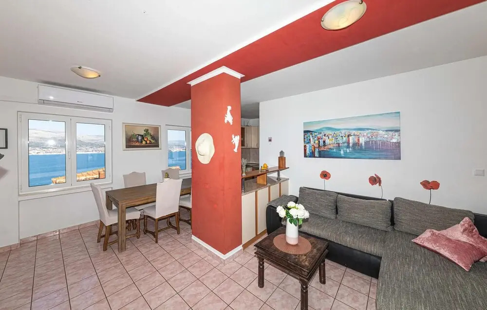 Beautiful Apartment in Okrug Donji With 4 Bedrooms, Wifi and Outdoor Swimming Pool