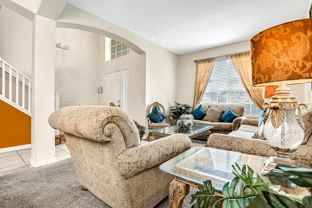 Charming Home With Pool, Pool Spa, Lanai, Central AC, & Washer/dryer