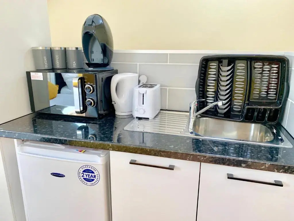 2 Bedroom 2 Bathroom Ground Floor Apartment in Newbury Park Ilford with Garden Parking and Fast WiFi