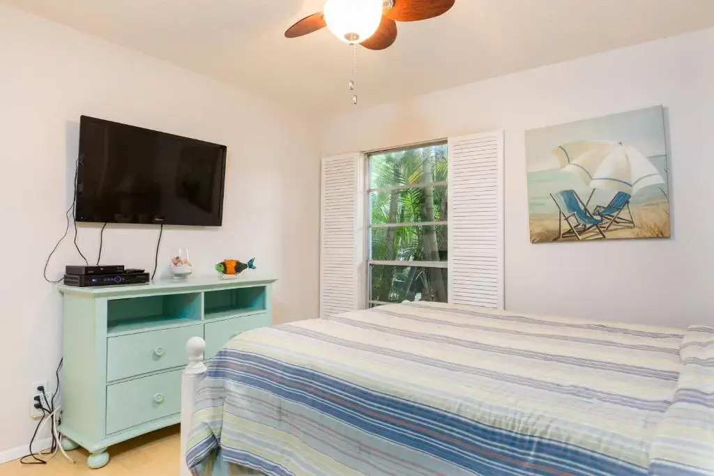 Crescent Street 1138 A, pet-friendly, 2 bedrooms, Pool, Walk to the beach