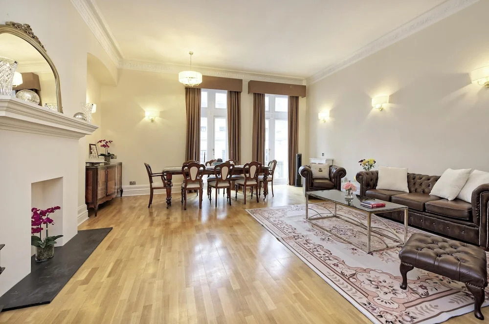 Historic Whitehall Flat in SW1 by Underthedoormat, London