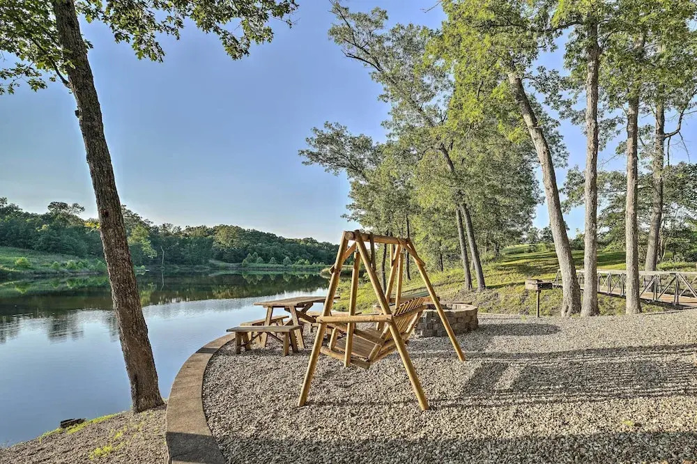 Hot Tub & Fireplace! Macks Creek Cabin on 30 Acres