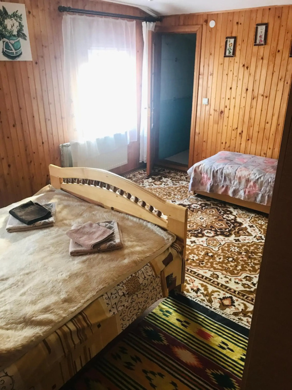 За горбами