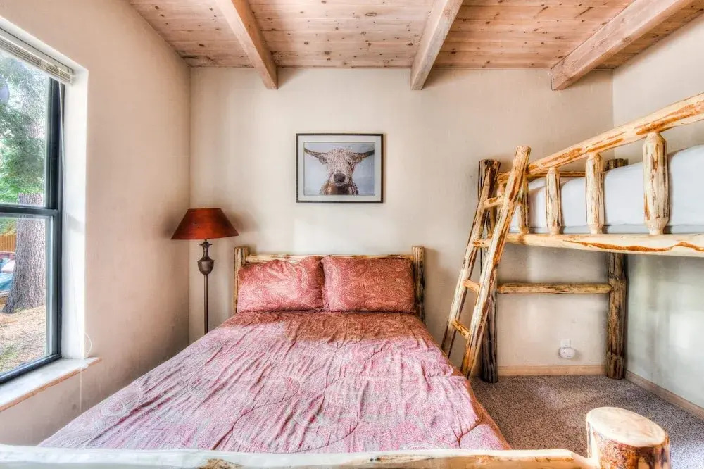 Relax at Rustic Tahoe Charm Minutes to Lake