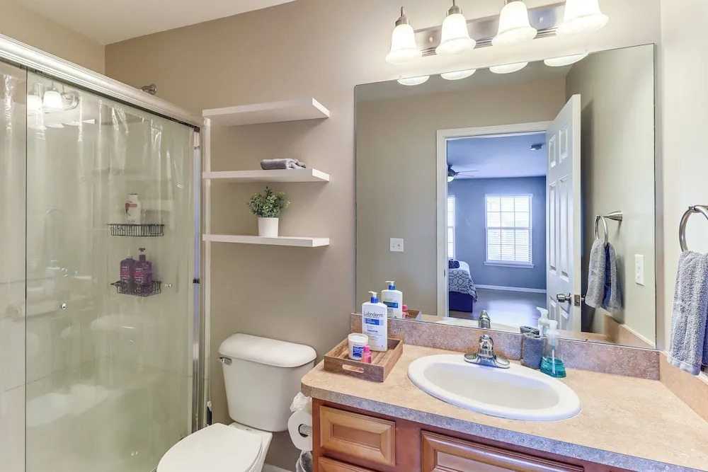 25 Mi to Detroit: Townhome w/ Smart TV!