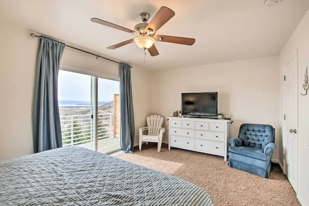 Spacious Garden City Townhome w/ Lake Views!
