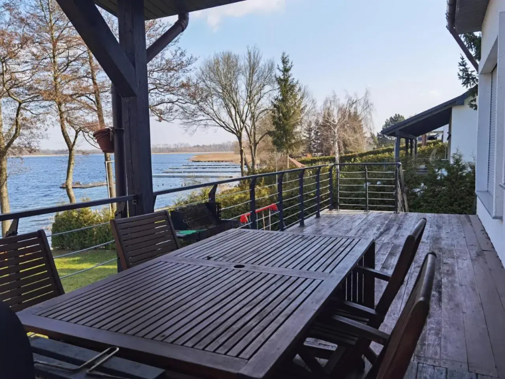 Lake House Listomie