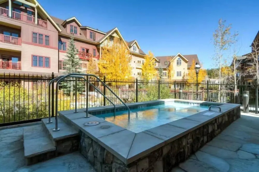 3 Bedroom Mountain Condo on Main Street - Walk to Lift, Onsite Pool, Luxury-rated!