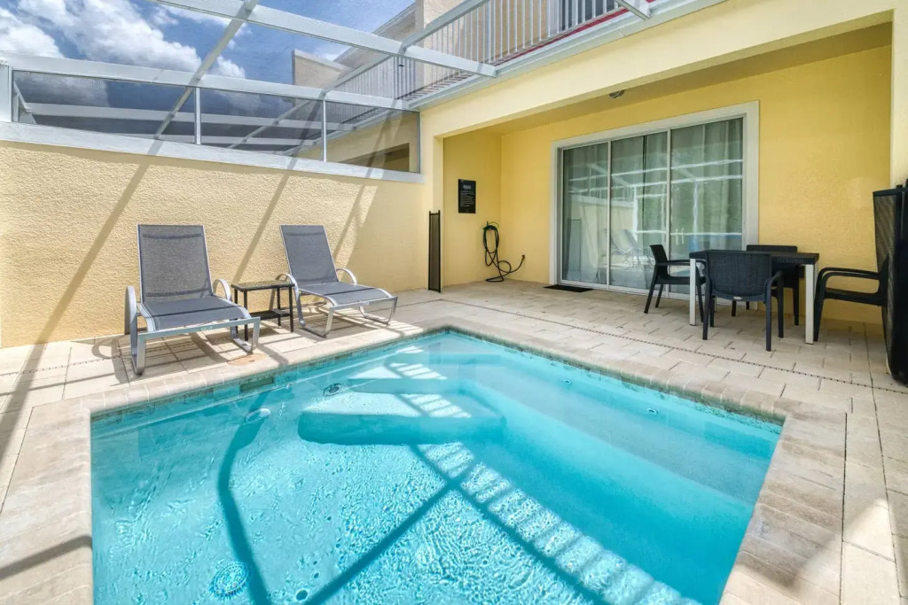 Charming townhome with private pool near Disney