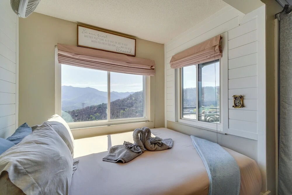 Studio ~ 3 Mi to Great Smoky Mountain Nat'l Park!